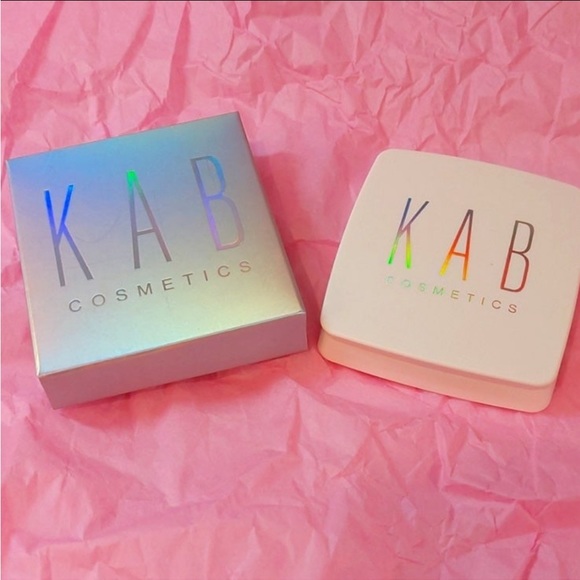 KAB COSMETICS Pressed Glow Powder in French Kiss NIB - Picture 2 of 6